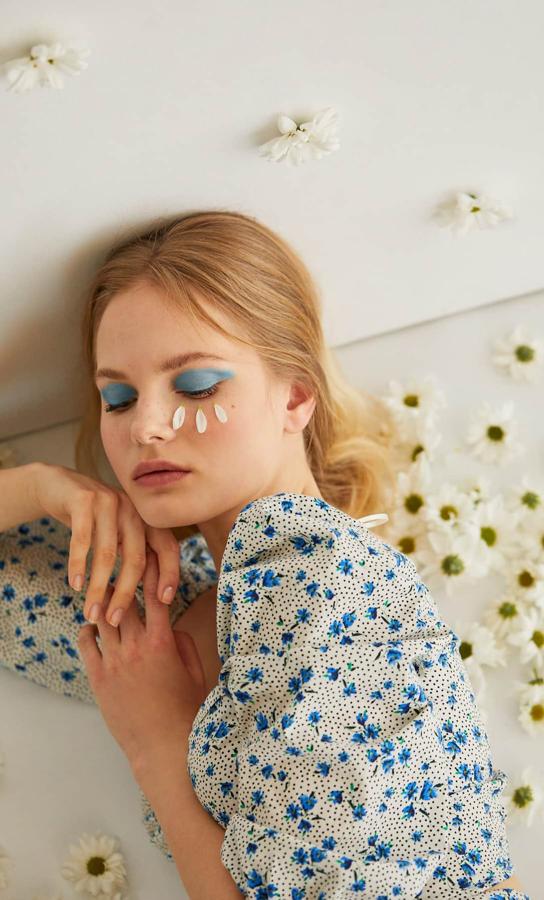 Blusa cropped con estampado de flores y lunares, de Stradivarius (17,99 euros).