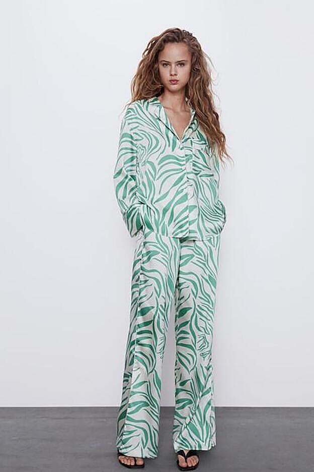 Nos encanta este estampado vegetal que Zara ha elegido para este traje pijama.