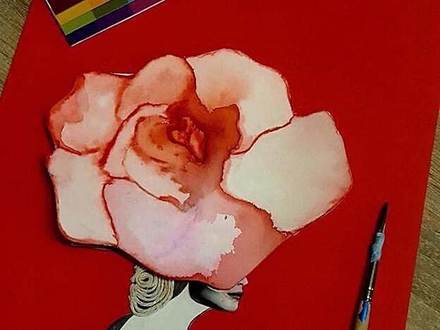 Para hacer un collage utilizo todo lo que encuentro a mi alrededor: recortes de revistas, trozos de cuerda, tapas de carpetillas... Hay un montón de cosas de las que tenemos en casa que podemos aprovechar.