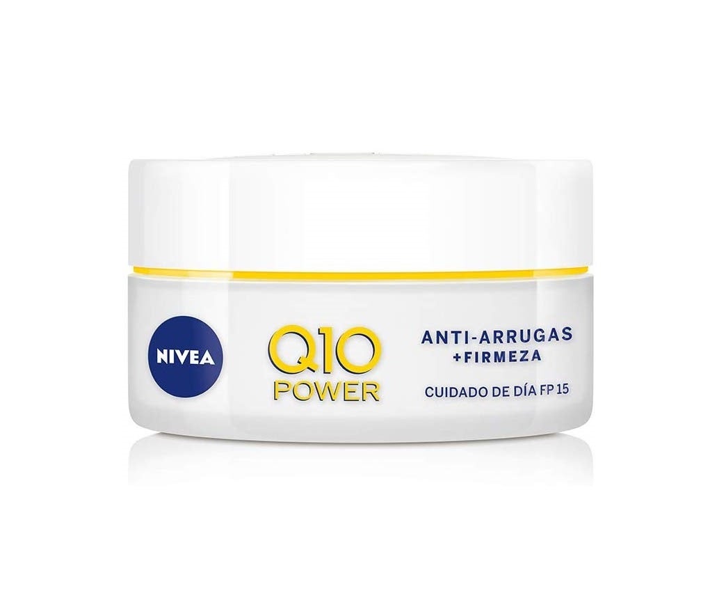 Un clásico que puedes encontrar en cualquier estantería de supermercado es la  crema facial de día Q10 Power de Nivea . Su coenzima Q10 estimula la producción de colágeno y activa la firmeza, convirtiéndose en el perfecto antiedad durante el confinamiento. Además, es una de las cremas más vendidas de Amazon y cuenta con más de 500 valoraciones de quienes ya la han probado.