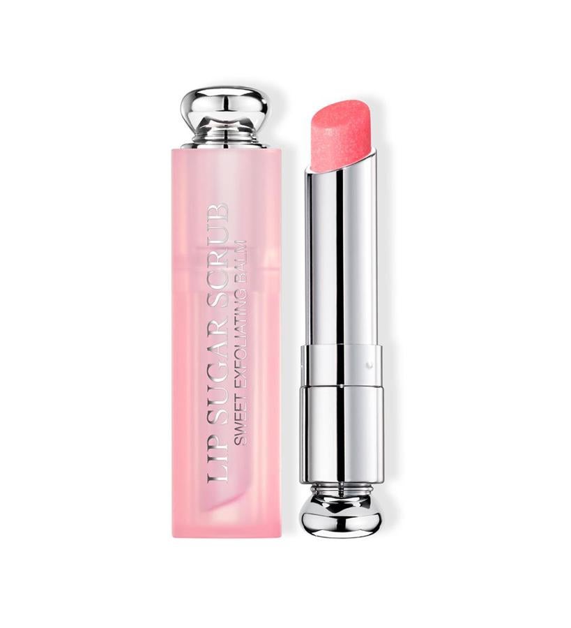 El stick exfoliante de efectos nutritivos, contiene granos de azúcar fundentes para conseguir que tengas unos labios increíblemente suaves y naturalmente brillantes. La fórmula, a base de azúcar, se masajea y no necesita aclarado, te deja los labios sutilmente sonrosados. ¡Y huele de maravilla!  Lip Sugar Scrub de Dior  (37,55 €).