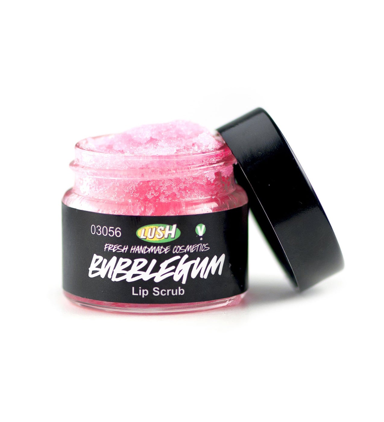 Con azúcar exfoliante extrafina y aceite de jojoba orgánico, es 100% vegano, y contiene propiedades suavizantes para eliminar las células muertas y aportar hidratación en los labios estropeados. No es graso; pero te dejará un dulce gusto a golosinas en tus labios que te encantará saborear. (8,95 €).