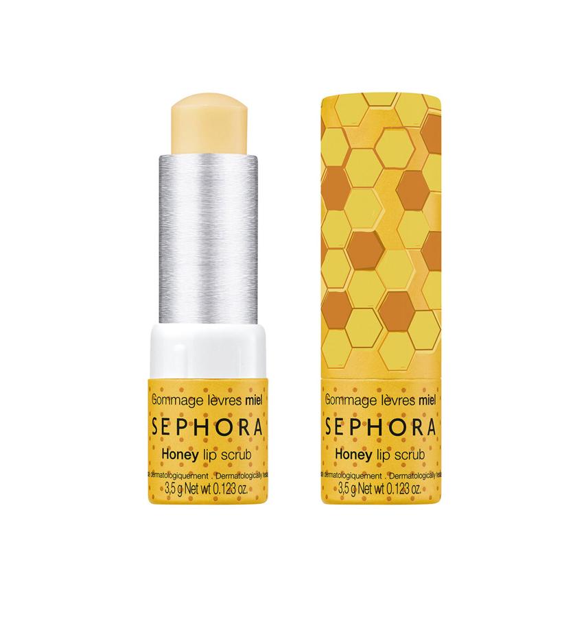 Gracias a las enzimas naturales que contiene, la miel es capaz de dar a la piel una hidratación extrema además de ser un maravilloso antioxidante que ayuda a regenerar la piel. Su forma de barra le hace que sea facilísima su aplicación y que lo puedas llevar a cualquier lado. Su perfume a la miel es completamente adictivo hará que quieras aplicártelo a menudo, pero sólo lo debes aplicar un par de veces a la semana.  Honey Lip Scrub de Sephora Collection  (4,95 €).