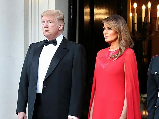 Donald y Melania Trump. Melania con uno de sus vestidos favoritos: con capa.
