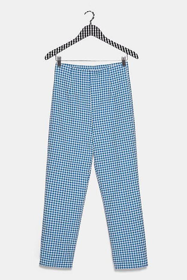 Tipo leggings, pantalones cuadros vichy en azul, de Zara (25,95 euros).