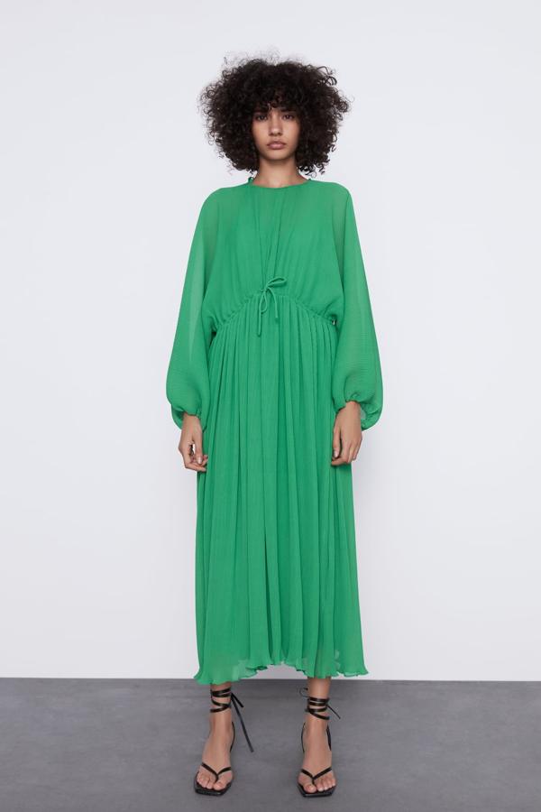 Vestido de gasa verde de Zara, (39,95 euros).