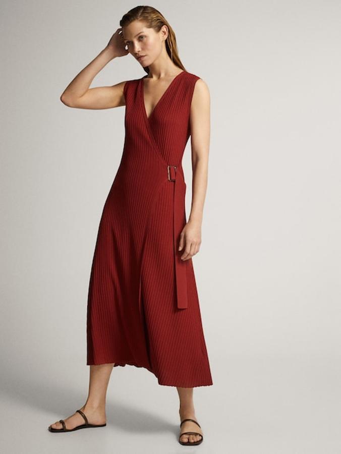 Massimo Dutti tiene en su nueva colección este modelo de canalé granate con un diseño cruzado con hebilla que sienta genial. Cuesta 79,95 euros.
