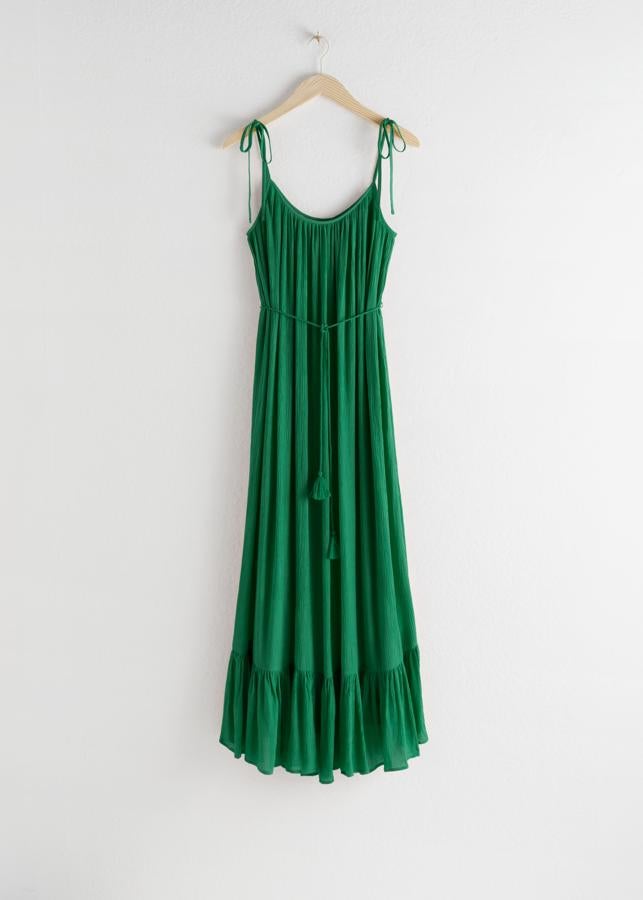 Vestido verde con tirantes fino y lazada de & Other Stories, (99 euros).