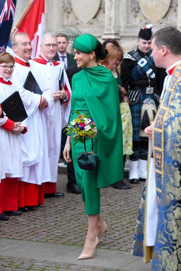Este fue el último look de Meghan Markle como royal de pleno derecho: un vestido verde ajustado de Emilia Wickstead y un tocado a juego de William Chambers con motivo de la celebración de la Commonwealth en la abadía de Westminster, uno de nuestros looks favoritos de la duquesa. Por eso, tenemos los  vestidos verdes  más bonitos del  low cost . ¿Lo mejor? Son tan versátiles y cómodos que no te los querrás quitar. Ahora más que nunca, piensa en verde.