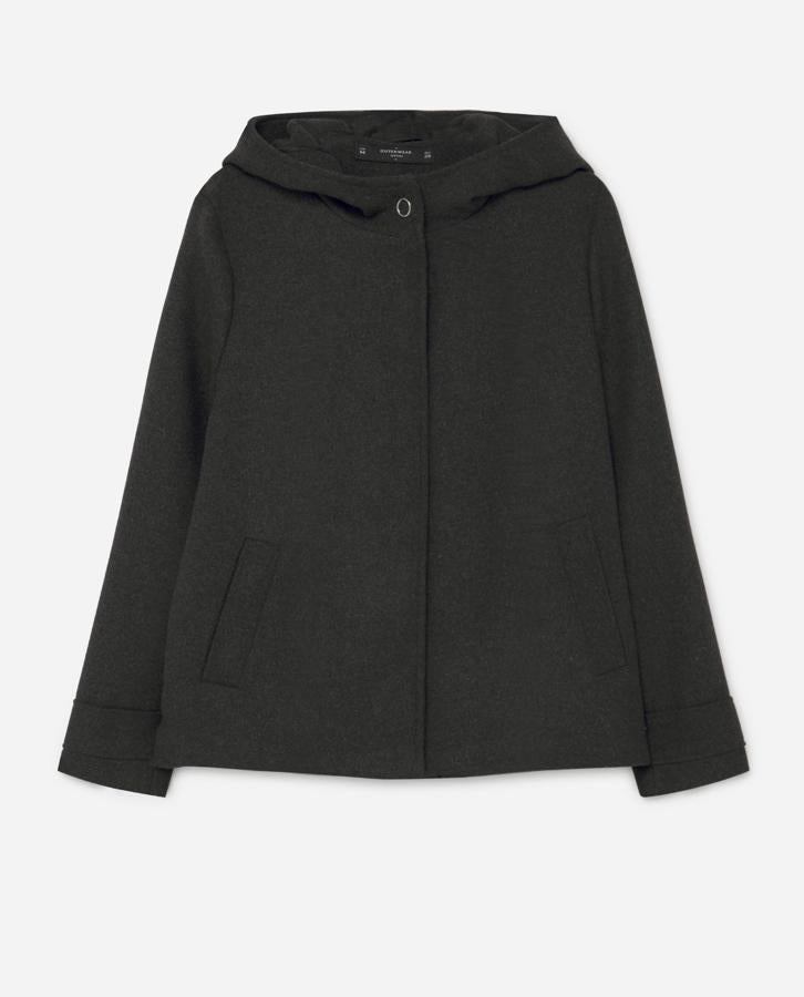 Para los días que aún refresca Lefties propone este abrigo corto gris con capucha. Nos encanta que sirva tanto para un look diario como para algo más formal por la noche (19,99€).