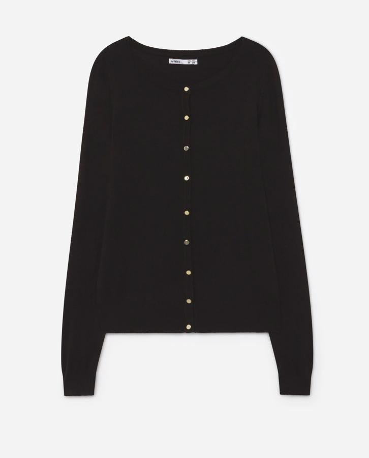 Es una clásica entre los clásicas, y ya sabemos que una rebeca de punto puede sacarnos de más de un apuro. Lefties nos ofrece una versión básica y sencilla que siempre viene tener para cualquier look imprevisto (8,99€).