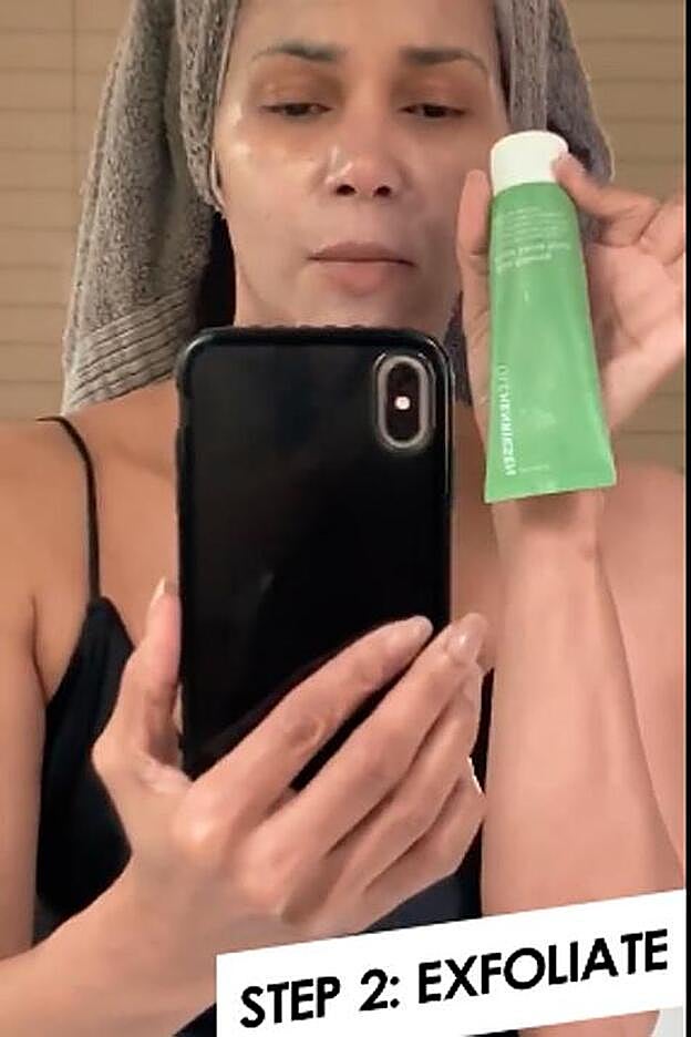 La actriz mostrando el producto tras aplicarlo.