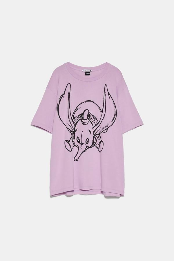Otra de las propuestas en lila es esta camiseta de Zara con Dumbo como protagonista. Una simpática prenda para sumarse al tono tendencia, por 15,99 euros y disponible entre las tallas S y XL.