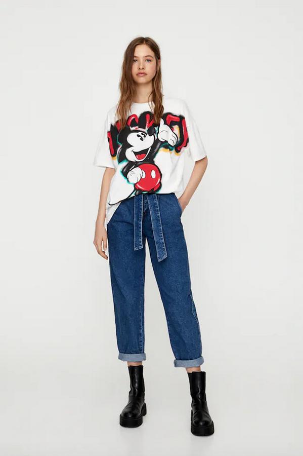 Tonos intensos y estética graffiti para esta camiseta blanca de Pull & Bear con el simpático ratón en el frontal. Cuesta 14,99 euros, está disponible entre las tallas XS y XL.