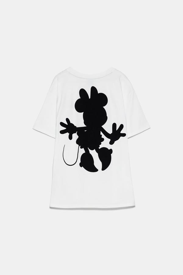 En Zara también han dado el protagonismo que se merece a Minnie y han llevado su silueta a la espalda de esta camiseta blanca que está disponible entre las tallas S y XL y cuesta 15,99 euros.