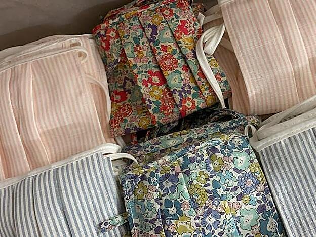 Las mascarillas son totalmente caseras, hechas de tela, hay que lavarlas antes de usarlas (a más de 65 grados) y hasta ahora se han entregado más de 4.000.