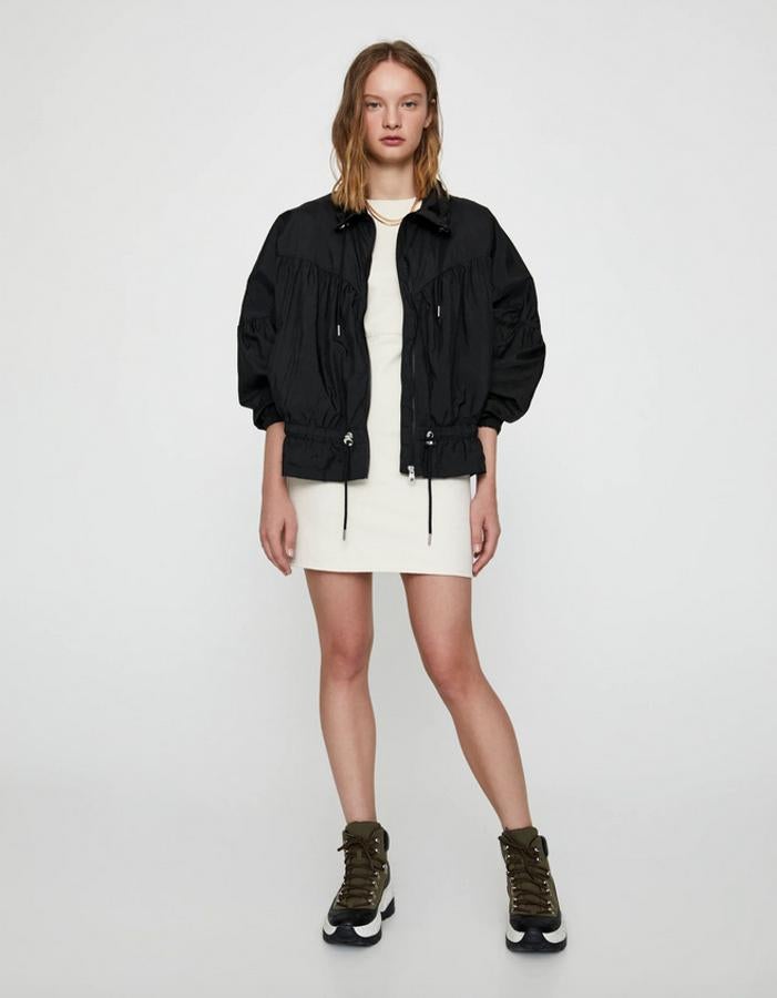 Por muy caluroso que venga el verano, siempre conviene salir de casa con una chaqueta, “por si refresca”. Esta cazadora ligera con gomas está disponible en cinco colores, y aunque predominan los pasteles, nos hemos quedado con el negro, porque es mucho más ponible. De 25,99 euros ha pasado a costar 12,99 euros. Está disponible entre las tallas XS y XL, aunque se está acabando en esta última.