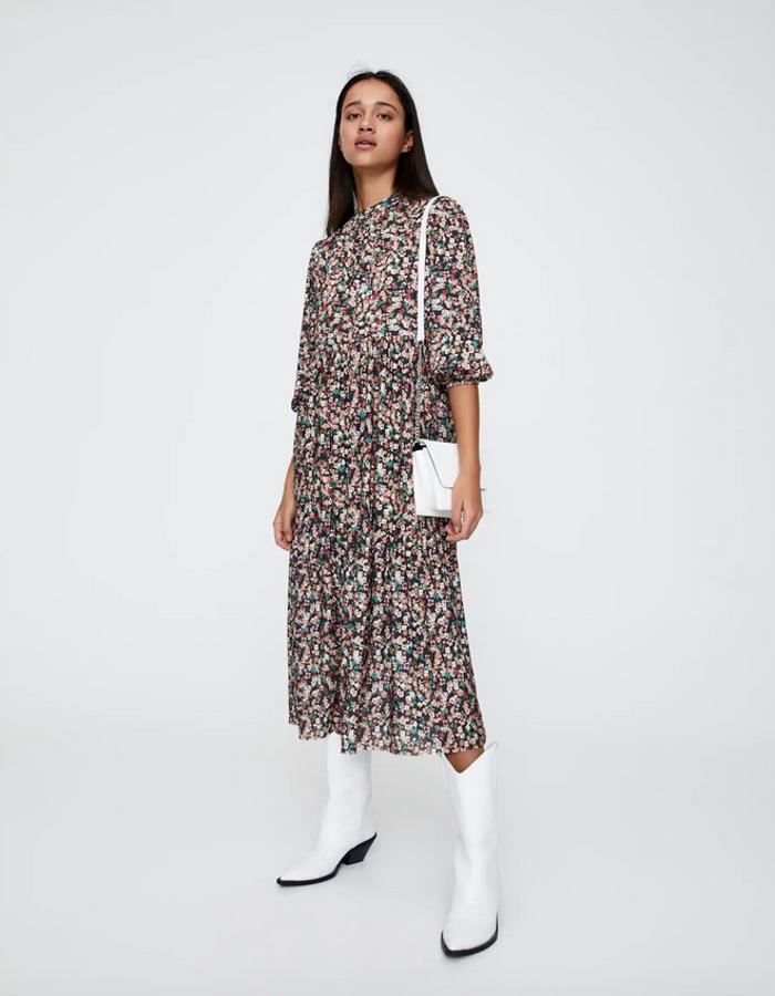 Estampado florido y mangas con volumen para este vestido midi con volantes que solo queda en la talla XS. De 19,99 euros ha pasado a costar 14,99 euros.