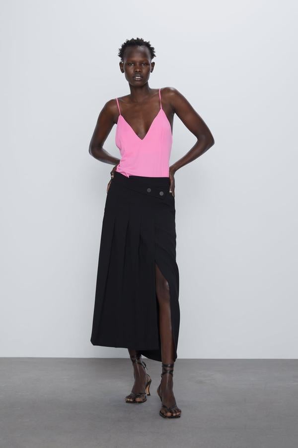 Con escote de pico y tirantes finos, este en color rosa chicle cuesta 12,95 euros y está disponible entre las tallas S y XL.