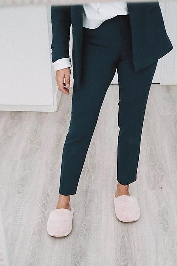 Dulceida con zapatillas de estar por casa.