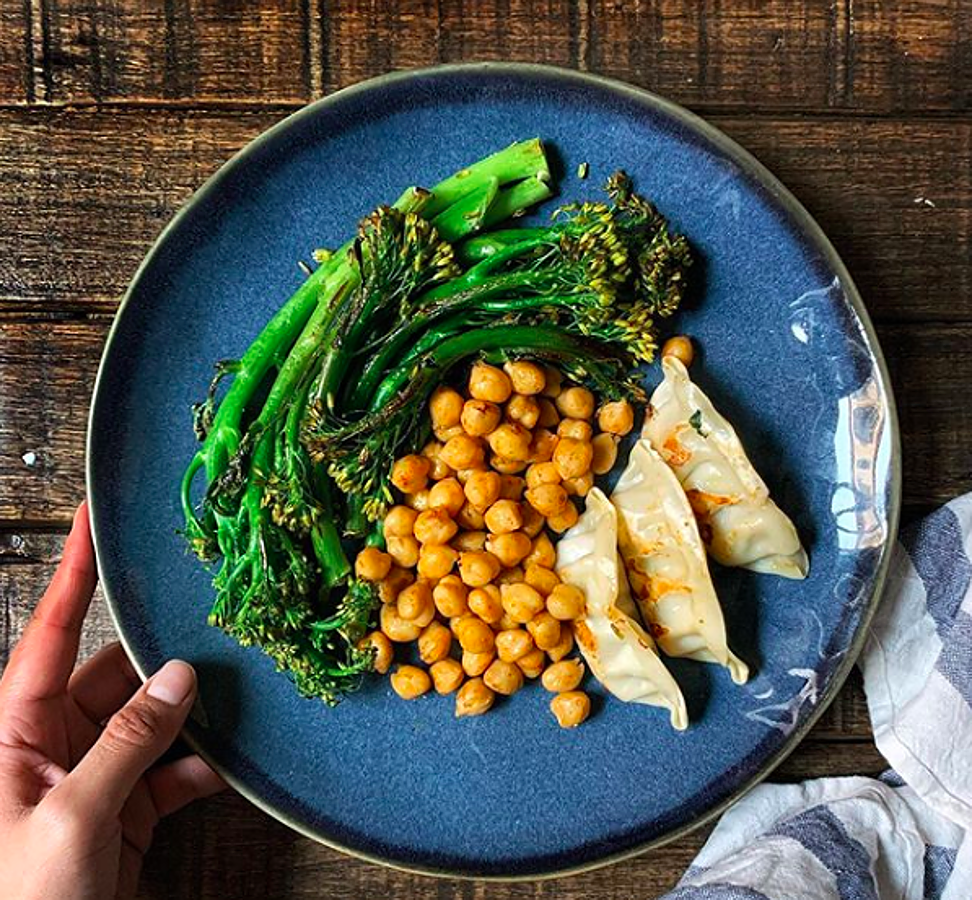 La cuenta de Verónica  @inmyvegankitchen  en estos días cuenta con un destacado de cuarentena donde da ideas para pasarla de la mejor manera posible sin dejar de comer rico y saludable. En su galería encontrarás recetas tan sugerentes como donuts veganos o tofu estilo satay ¡una delicia!