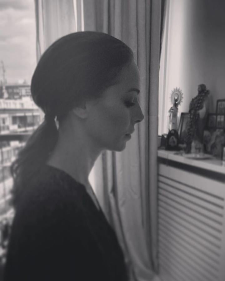 Dicen que tras la tempestad llega la calma, y lo mismo estos días en casa son la calma que necesitaba Eva González. Tras los rumores negativos sobre su relación con Cayetano Rivera, la pareja pasa la cuarentena junta en su casa de Madrid y en compañía de su hijo, a quien hemos podido ver a través de  las redes sociales . Eva y Cayetano intentan aprovechar estos días para estar en familia y disfrutar de su pequeño.