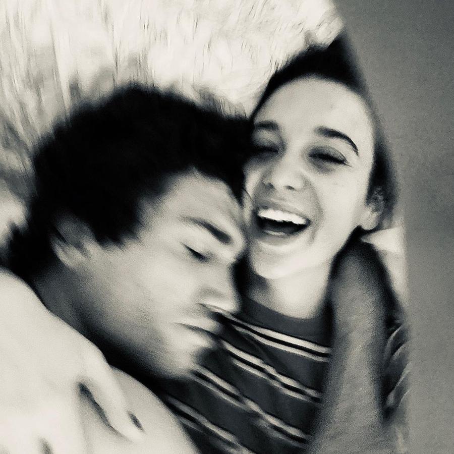 Otros que pasan la cuarentena en pareja son María Pedraza y Jaime Lorente. Los actoresse encuentran en su casa de Madrid, donde les hemos visto poner la nota divertida a la situación. Hace unos días, Jaime se apuntaba al reto de dar toques a un rollo de papel higiénico (como si de un balón se tratase), que casi acaba dentro del plato de sopa. Además, la actriz ha compartido un video en el que anunciaba que iba a aprovechar la cuarentena para aprender a tocar la guitarra.