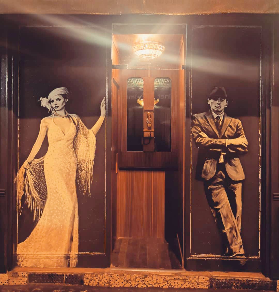 Uno de los nuestros Tan clandestino que su entrada es una antigua cabina telefónica, este “speakeasy” cuenta con una carta de cócteles inspirada en las auténticas mezclas de la Ley Seca, una decoración que parece sacada de la mansión de Gatsby y un fonógrafo en el que no cesa el jazz .