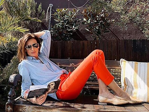 Con una pose poco cómoda para leer, la modelo disfrutó de las ventajas de tener jardín, y de un buen libro.