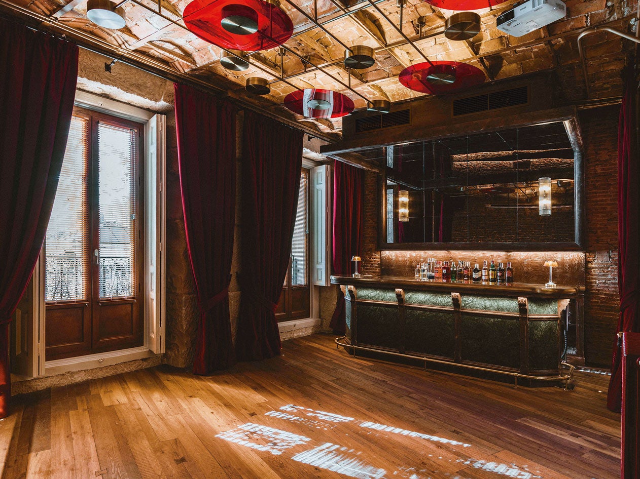 Un contador sobre la barra nos recuerda que Gallery (como The Kave, ambos pertenecientes al Grupo Ramsés y diseñados por IlMio Design) tiene fecha de caducidad. Este speakeasy junto a la Puerta de Alcalá cerrará cuando pasen dos años desde el 1 de enero de 2020. Hasta entonces, solo es accesible a quien conozca la ubicación de la puerta y clave de entrada. Lo único seguro es que están en el edificio y que, a quien acierte la cambiante contraseña, un mayordomo le escoltará al interior (ramseslife.com).