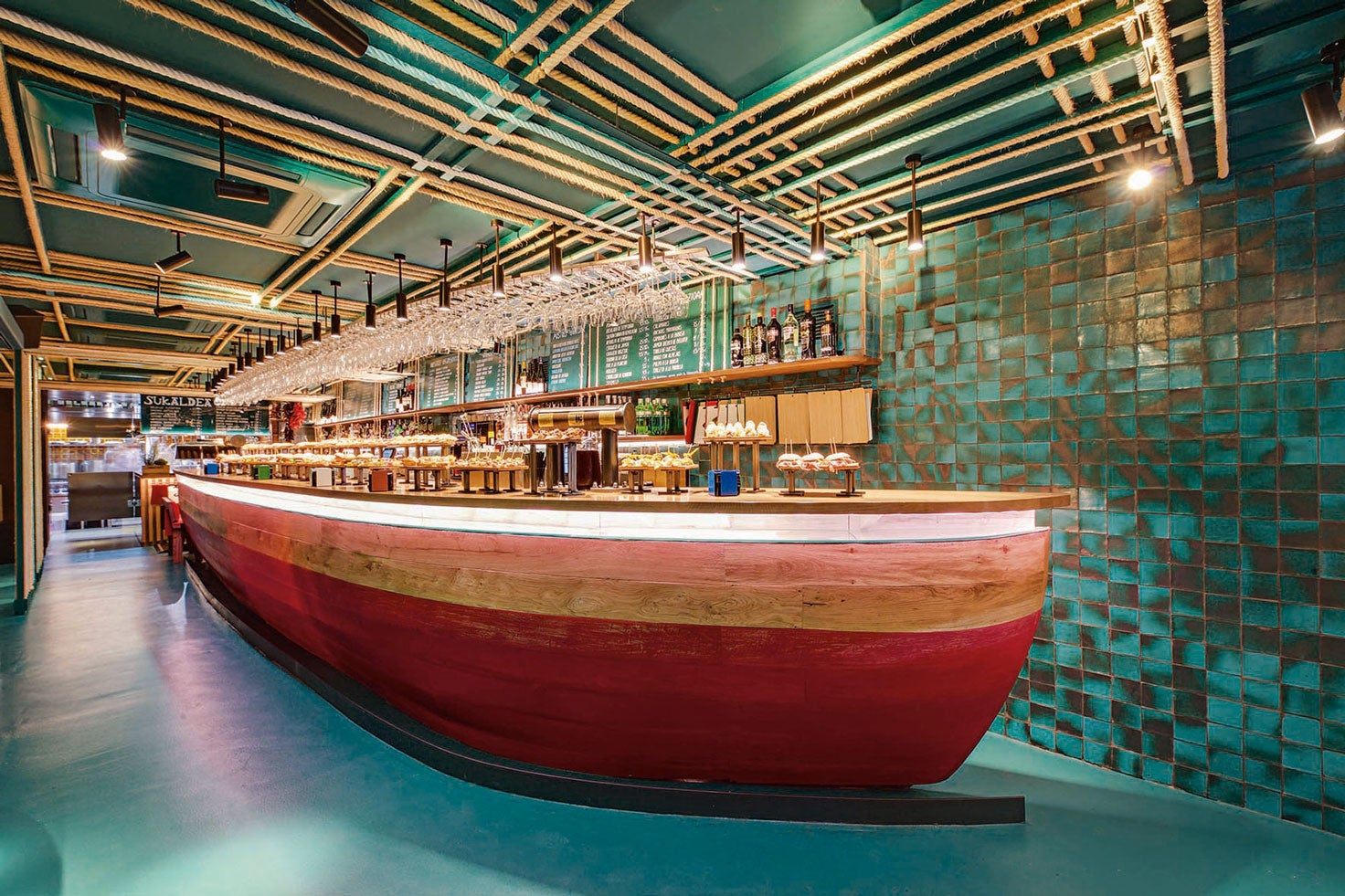 A los mejores “speakeasy” se accede a través de un pasadizo secreto escondido en un restaurante respetable. En Donostia, la carta fresca y atlántica del Txalupa (un guiño a los marineros vascos) sirve de tapadera a TX Klub, con su propia cocina (más canalla e informal) y la mejor coctelería de la ciudad.