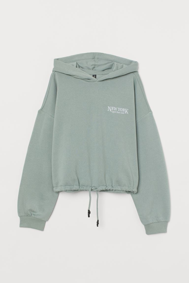 Sudadera verde agua con capucha y cordón ajustable en el bajo. (19,99 euros).