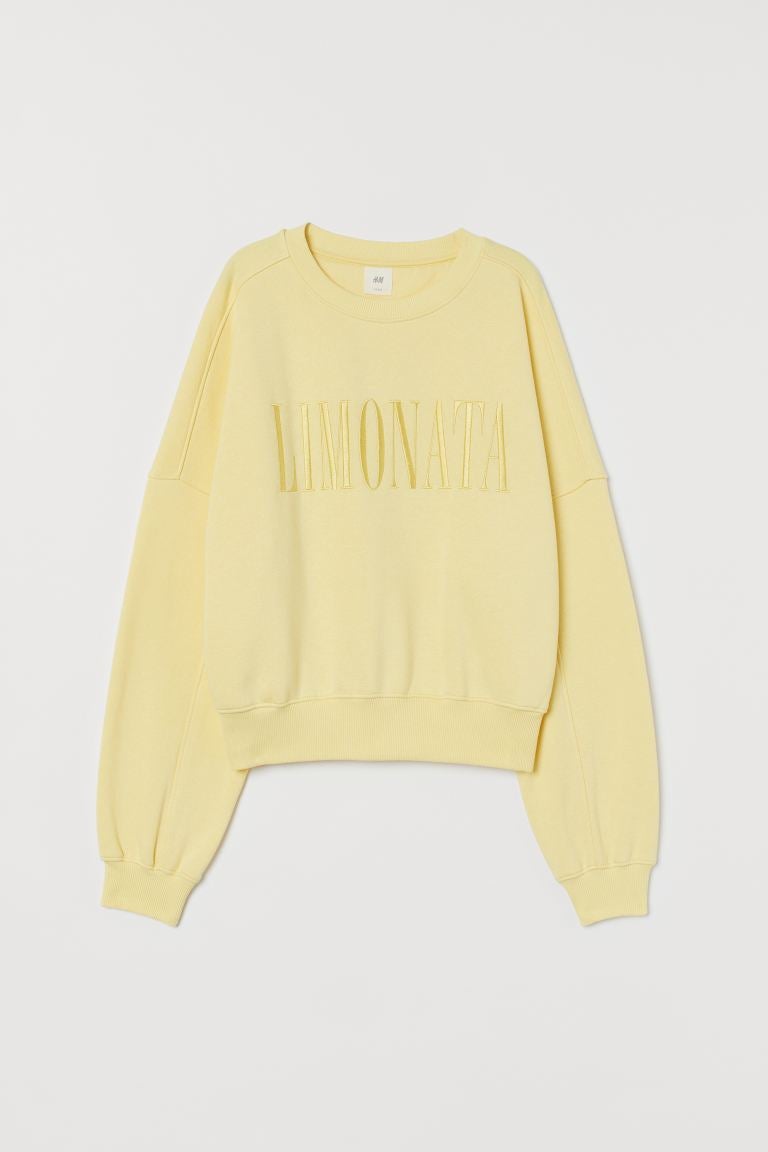 Sudadera en tono amarillo pastel de H&M. (19,99 euros).