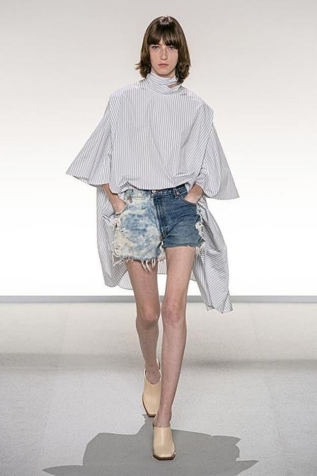 En Givenchy, su directora creativa, Clare Waight Keller, apuesta por los shorts asimétricos.