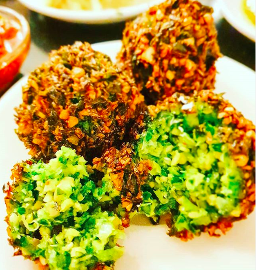 La alemana (afincada en España) Vera Plewa combina su afición por la cocina vegana y su estilo de vida sostenible con su trabajo de RRPP, su pasión por el yoga y con viajar. En la galería de  @veganverayo  vas a encontrar recetas basadas en la cocina Ayurveda, postres saludables sugarfree, platos sencillos y lugares que recomienda para comer vegano y rico.