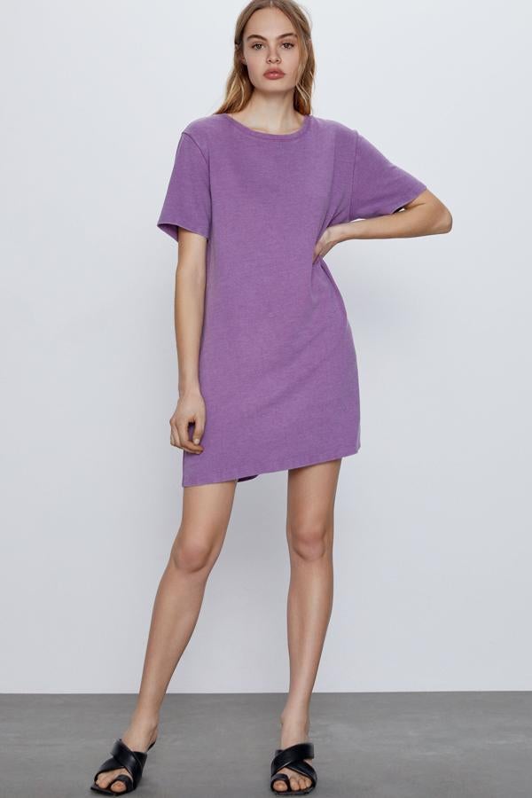 Zara nos trae otro básico que no puede faltarte esta primavera. En color morado (también disponible en negro, blanco o rayas), este vestido amplio de cuello redondo y manga corta cuesta 12,95 euros. En las tallas S, M y L.