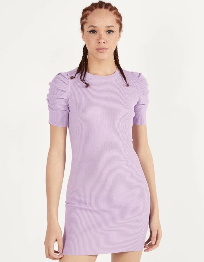 Si lo que quieres es que, además de que tu vestido sea colorido, te haga tipazo, este te va a encantar. En color morado (también está la opción en negro), este ajustado vestido corto de Bershka con cuello redondo y manga abullonada está disponible de la talla XS a la L y tiene un precio de 19,99 euros.