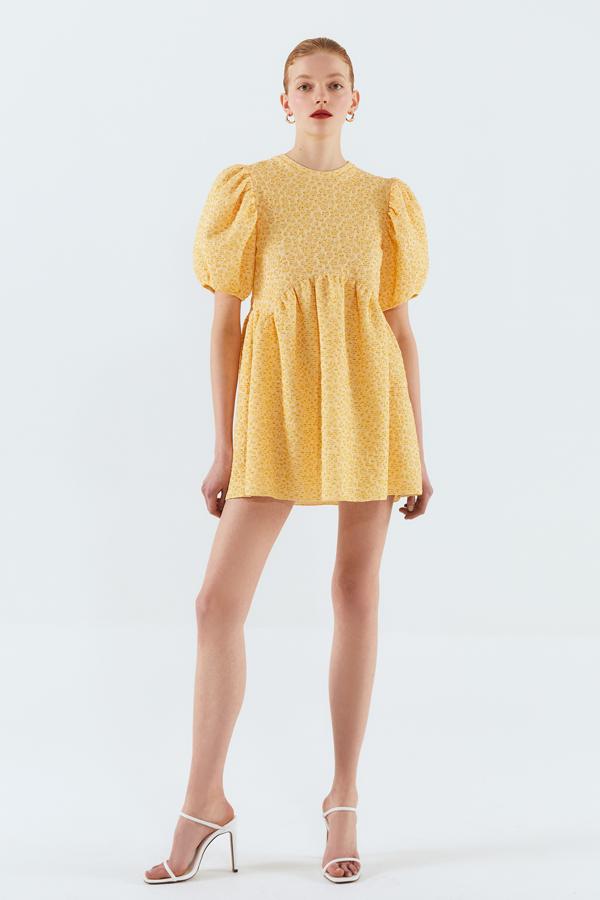 En color amarillo, este vestido Jacquard con cuello caja y manga abullonada de Sfera nos ha conquistado. Con cierre trasero con lazo, está disponible en la talla S y M y tiene un precio de 29,99 euros.