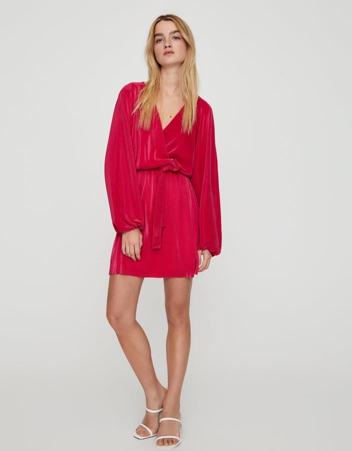 Pull & Bear no solo nos quiere alegrar la primavera con sus coloridos vestidos, también con precios rebajados. Este mini vestido con escote de pico cruzado en color fucsia ha pasado de costar 22,99 euros a 11,49 euros. Por el momento, está disponible en todas sus tallas, de la XS a la XL.