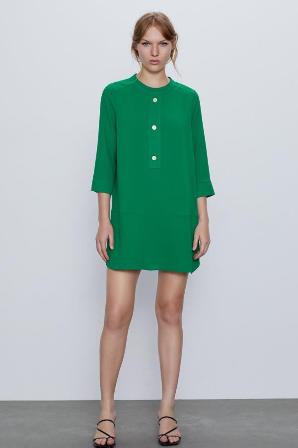 Un básico con color que no puede faltar en tu fondo de armario. Este vestido corto de Zara con cuello redondo y manga con abertura tiene botones delanteros y está disponible de la talla XS a la XL. Tiene un precio de 29,95 euros.