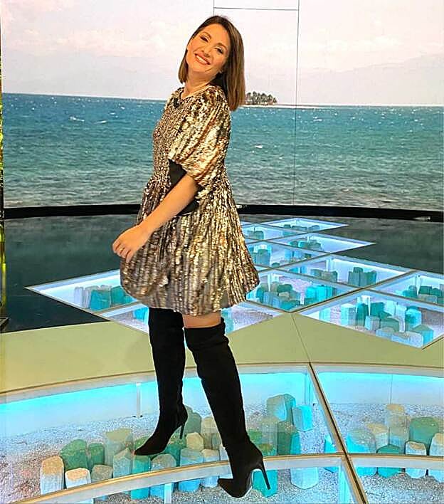 La presentadora, con el vestido de lentejuelas.