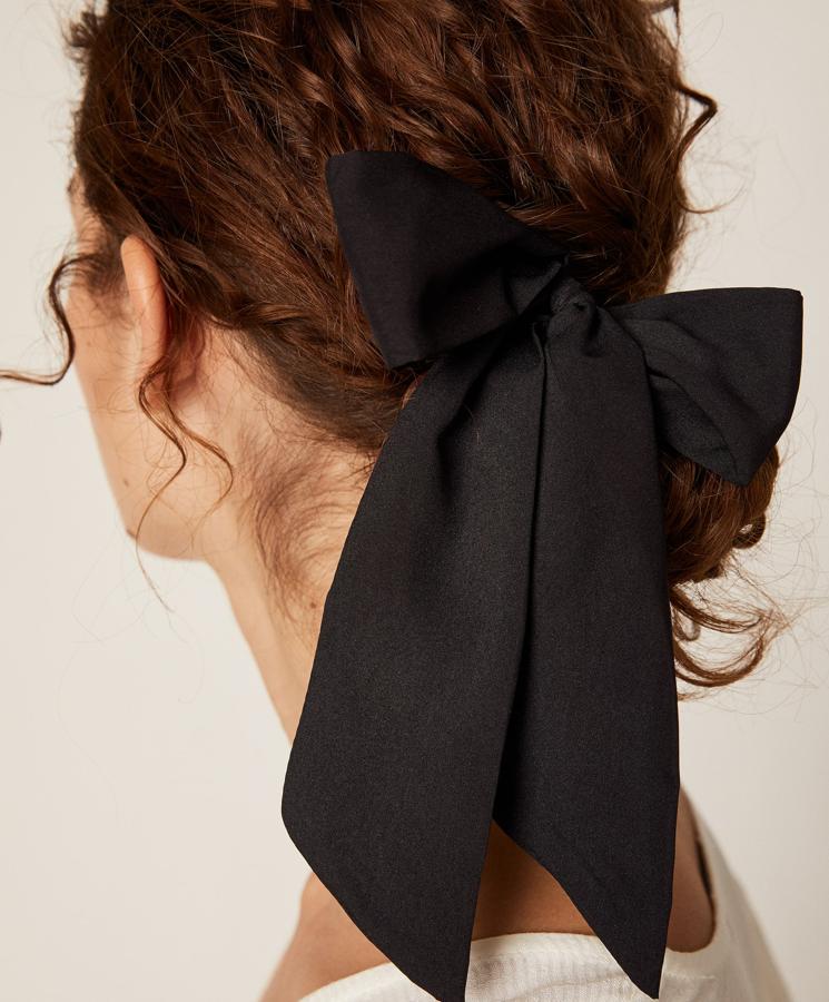 Coletero de lazo clásico en color negro, de Oysho (5,99 euros).