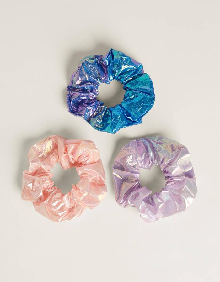 Metalizados y muy noventeros, estos coleteros vienen en un paquete de tres unidades y son de Bershka (5,99 euros).