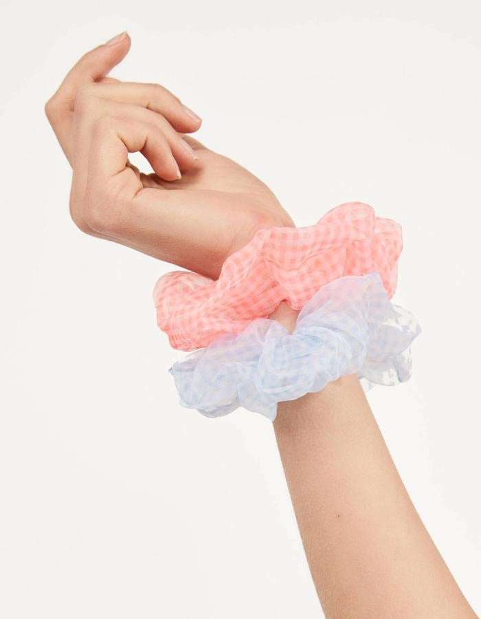 En Bershka apuestan por el estampado de cuadros vichy en tonalidades flúor. Vienen en un pack de cuatro unidades (5,99 euros).