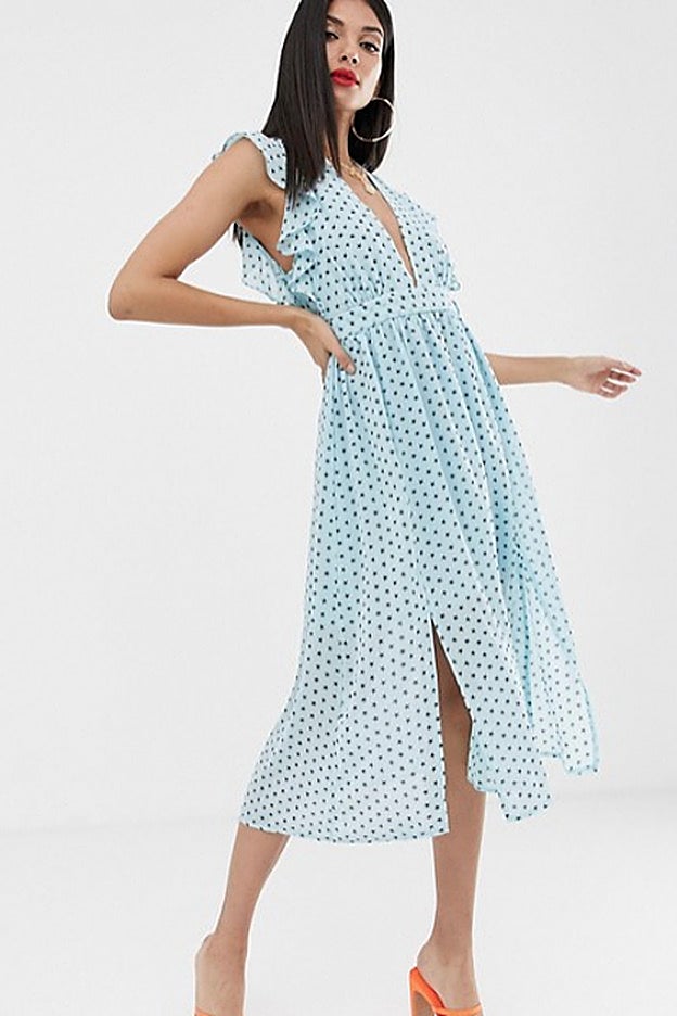 Vestido azul con un estampado de estrellas, disponible en Asos.