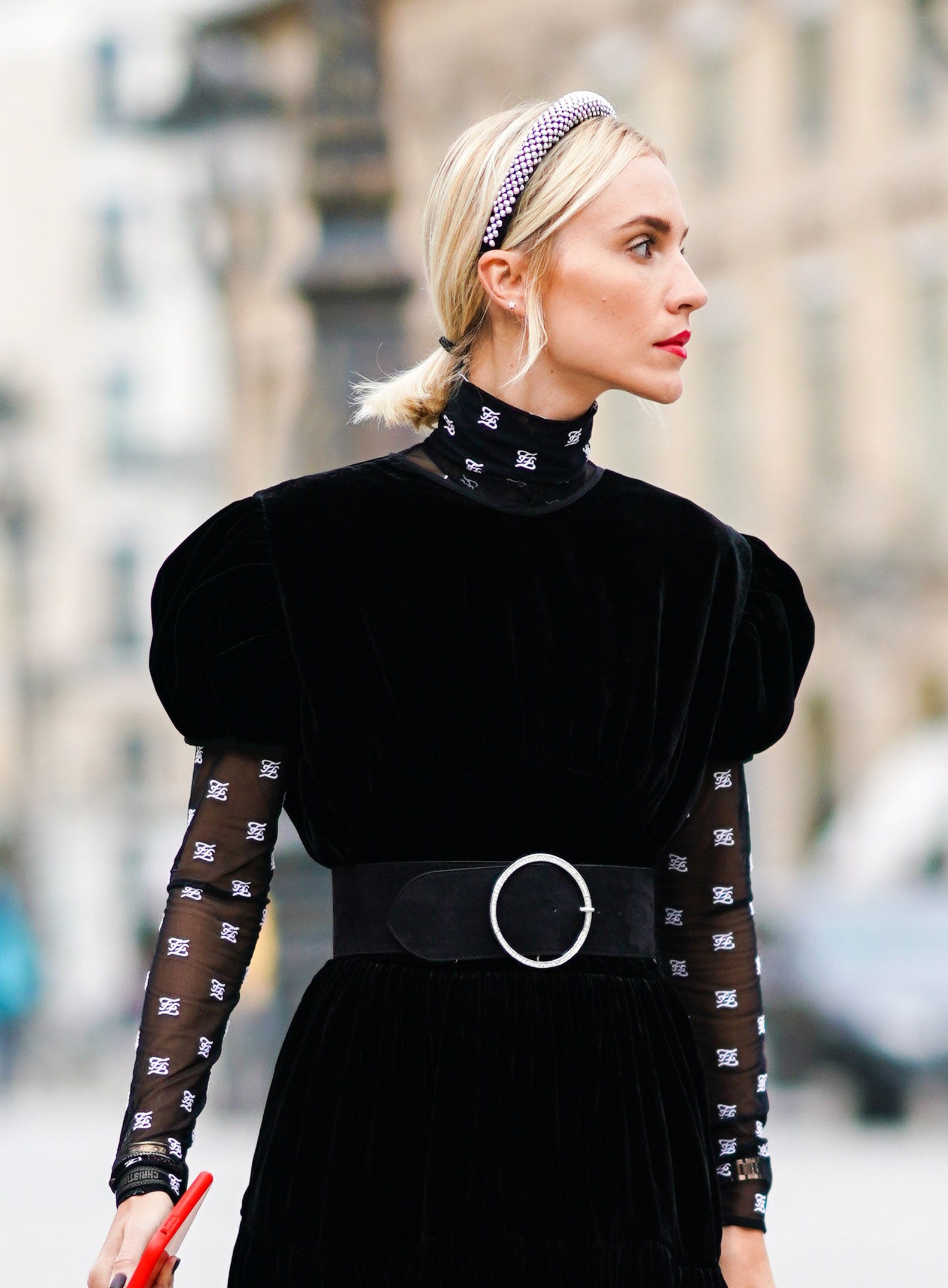 La tendencia de las diademas también se ha colado en las coletas. Y queda igual de bien tanto en el pelo corto como en el largo. Deja la raya en el centro, la diadema será el puro centro de atención de tu peinado.