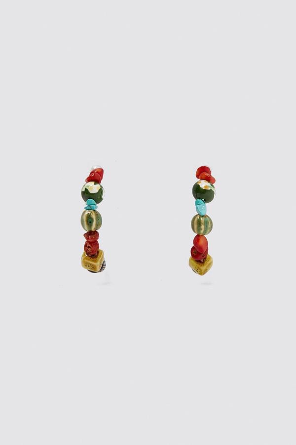 Estos coloridos pendientes de aro metálico tienen aplicaciones de piedras y perlas naturales. Con cierre de tuerca, tienen un precio de 12,95 euros.