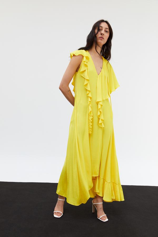 En Sfera han decidido darle color a los looks de invitada y este vestido es una buena prueba de ello. Largo, amplio y con volantes estratégicos, le dará color a cualquier boda, tanto si es de día cmo de noche (59,95 euros).