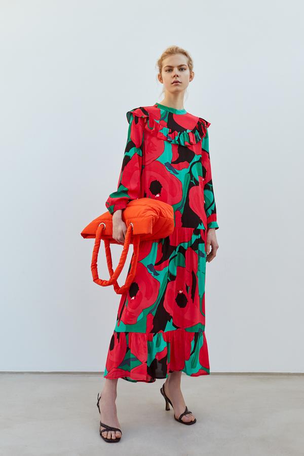 Sfera se ha puesto las pilas y su  nueva colección de primavera/verano tiene joyas tan maravillosas como esta . Un vestido sencillo y suelto, pero con un maravilloso estampado de flores. Añádele un tocado sencillo o una diadema para tu look de invitada de día o unos simples labios rojos si la boda es de noche. Y no necesita más (45,99 euros).