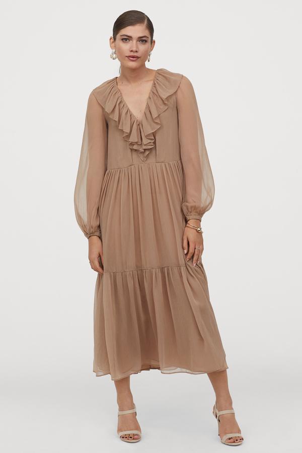 Los colores más sencillos son los que dan más juego. Este vestido de gasa de H&M lo puedes combinar con accesorios en los colores de la temporada: lila, naranja o fucsia. Y no te compliques mucho, añade unos pendientes dorados y tendrás el look más cómodo de todos (59,99 euros).